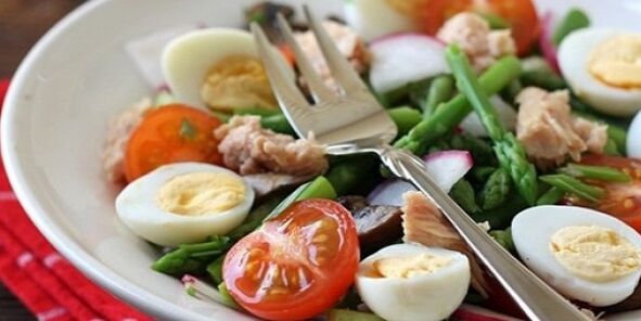 Kilo kaybı için yumurtalı sebze salatası