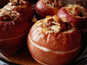 Kurutulmuş meyvelerle pişirilen elmalar safra kesesi ameliyatı sonrası diyet menüsünde yer alan bir tatlıdır