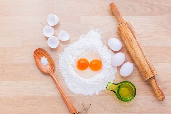 Fazla kiloları ortadan kaldıran yumurta diyeti için bir yemek hazırlamak