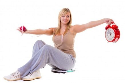 Kilo vermek isteyen bir kız sağlıklı ve bir rejime göre beslenir