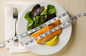 Protein diyetinde kilo kaybı için salatalı balık