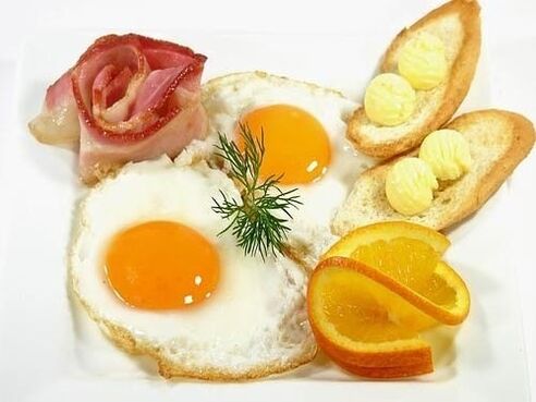 Gastrite karşı yasaklanmış bir gıda olarak domuz pastırmalı kızarmış yumurta